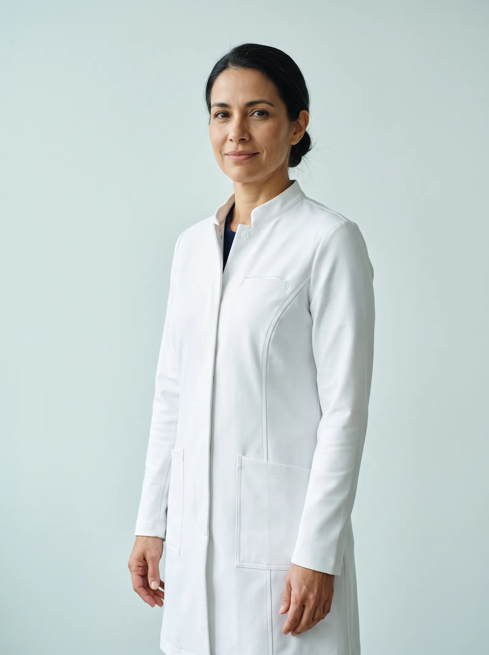 Doctora con la bata clásica blanca sobre fondo claro